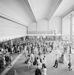 152590 Interieur van het N.S.-station Rotterdam C.S. te Rotterdam: de hal.